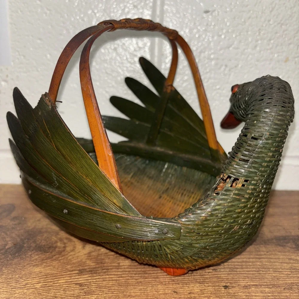 Vtg Ben Rickert Inc. Green Woven Wicker Swan/Duck Bamboo Basket Zhejiang China